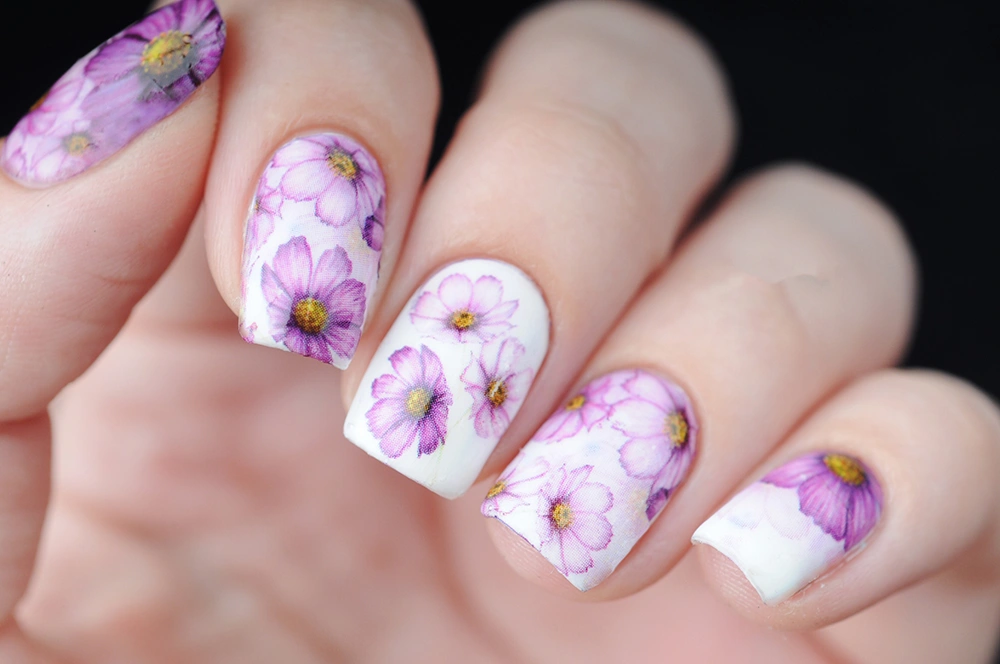 Drawing purple flowers on your nails