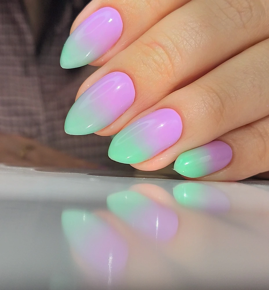 Gradient from purple to mint color