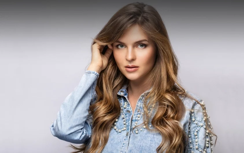 Girl with balayage coloring that looks natural